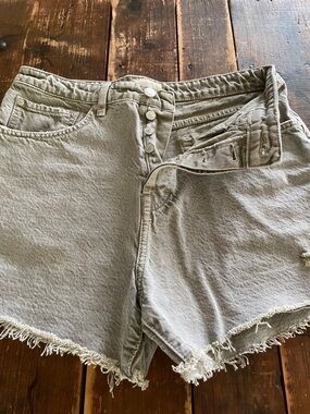 Women’s Frayed Hem High-Rise Shorts in Light Taupe